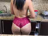 Encontre a mi Madrastra Cocinando en Cacheteros con su Enorme Culo y Me Quede Para Ayudarla - Mi Hijastro Tuvo una Ereccion Cuando Vio mi Culo en la Cocina y No se Quiere ir